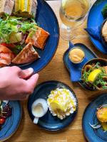 una mesa con platos azules de comida. en Crown and Anchor Inn, en Findhorn