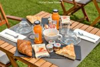 Jedlo v ubytovaní bed & breakfast alebo blízkom okolí
