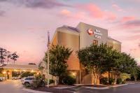 una vista frontal de un hotel con una señal de krispy kreme en Best Western Plus Wilmington &#47; Wrightsville Beach, en Wilmington