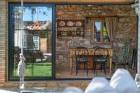 Patio alebo iná vonkajšia časť ubytovania Rustic Cozy house Pupy