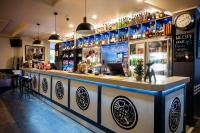 Una barra con una encimera azul y blanca en Caledonian Hotel Echuca, en Echuca