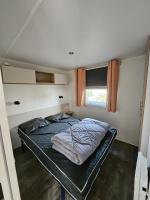 Łóżko lub łóżka w pokoju w obiekcie Mobilhome L'Estérel du Montourey
