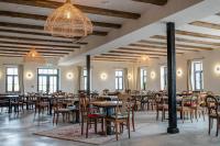 ObinitsaIlmaveere Butiikhotell ja Restoran的有桌椅和吊灯的餐厅