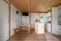 Kuchnia lub aneks kuchenny w obiekcie Camping Le Mont Libre - Cottage & espace nature - Gannat