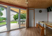 Telewizja i/lub zestaw kina domowego w obiekcie Camping Le Mont Libre - Cottage & espace nature - Gannat