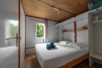 Łóżko lub łóżka w pokoju w obiekcie Camping Le Mont Libre - Cottage & espace nature - Gannat
