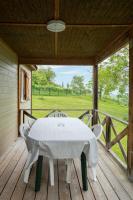 Balkon lub taras w obiekcie Camping Le Mont Libre - Cottage & espace nature - Gannat