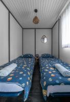 Łóżko lub łóżka w pokoju w obiekcie Camping Le Mont Libre - Cottage & espace nature - Gannat