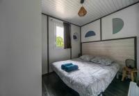 Łóżko lub łóżka w pokoju w obiekcie Camping Le Mont Libre - Cottage & espace nature - Gannat