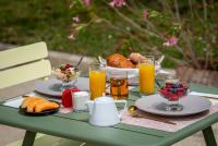 Đồ ăn tại/gần nhà khách