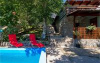 Bazén v ubytovaní 2 Bedroom Beautiful Home In Cavle alebo v jeho blízkosti