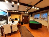 a billiard room with a table and a poolbench at Pensjonat Zielone Wzgórze w Bolesławowie in Stronie Śląskie