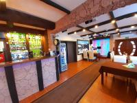 a bar in a restaurant with a counter at Pensjonat Zielone Wzgórze w Bolesławowie in Stronie Śląskie