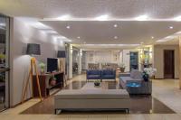 una sala de estar con un sofá y una mesa en Hotel Deville Express Cascavel, en Cascavel