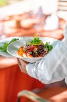 セギュレにあるHotellerie du Domaine de Cabasseの食卓の皿を持つ者