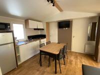 Kuchnia lub aneks kuchenny w obiekcie Camping de l'Arnel