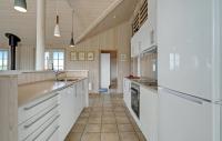 Kuchyň nebo kuchyňský kout v ubytování 3 Bedroom Beautiful Home In Slagelse