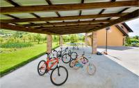 Jazda na bicykli v okolí ubytovania Cozy Home In Krasic With Sauna