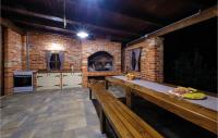 Kuchyňa alebo kuchynka v ubytovaní Cozy Home In Krasic With Sauna