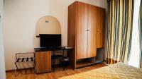 Televízia a/alebo spoločenská miestnosť v ubytovaní Hotel Mary Rose