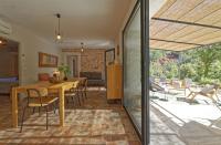 eine Küche und ein Esszimmer mit Tisch und Stühlen in der Unterkunft Villa Cinsault, un bijou pour votre séjour en Provence Verte in La Celle