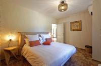 Ein Bett oder Betten in einem Zimmer der Unterkunft Villa Cinsault, un bijou pour votre séjour en Provence Verte