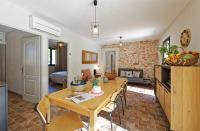 Ein Sitzbereich in der Unterkunft Villa Cinsault, un bijou pour votre séjour en Provence Verte
