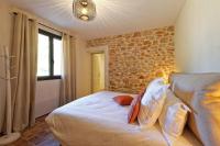 Ein Bett oder Betten in einem Zimmer der Unterkunft Villa Cinsault, un bijou pour votre séjour en Provence Verte