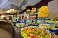 una linea di buffet con molti piatti di cibo di فندق بورتو مارينا - غرفة فندقية بخدمة فندقية a El Alamein