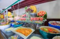 un buffet con molti piatti e bevande di فندق بورتو مارينا - غرفة فندقية بخدمة فندقية a El Alamein