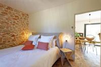 Ein Bett oder Betten in einem Zimmer der Unterkunft Villa Cinsault, un bijou pour votre séjour en Provence Verte