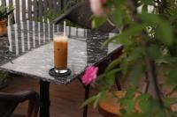 um copo de suco em cima da mesa em The Bloom Pham Viet Chanh - Modern Living Space in Saigon - A Top Choice for Western Travelers em Cidade de Ho Chi Minh