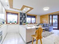 Kuchyňa alebo kuchynka v ubytovaní VisitZakopane - Tatrzański Apartment