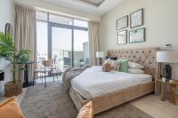 Postel nebo postele na pokoji v ubytování GuestReady - Sunny Retreat near Dubai Frame