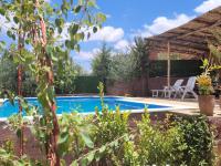 una piscina en un jardín con una casa en Chambre d&#39;hôtes aya, en Ouzoud