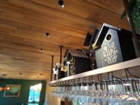 una fila di bicchieri da vino su uno scaffale in un ristorante di Gintarautojai a Palanga