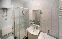 Koupelna v ubytování 3 Bedroom Stunning Apartment In Kustici
