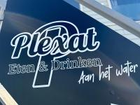 een bordje voor water in de keuken en de drinkwatervoorziening bij Hausboot KOMET Luxus und Natur pur max 5 Pers in Maasbommel