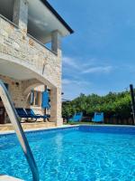 Bazén v ubytovaní Stone House Iva alebo v jeho blízkosti