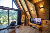 TV a/nebo společenská místnost v ubytování Mabeynbungalov wooden house