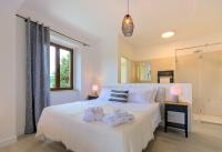 A bed or beds in a room at Villa Morro Suites
