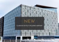 Un edificio nuevo con un cartel al costado. en Clarion Hotel Helsinki Airport, en Vantaa