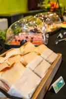 una mesa con una tabla de cortar con pan. en Ibis Styles Karratha, en Karratha