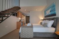 Elegant Maltepe by Travel Pro Services - Kallithea Halkidikiにあるベッド
