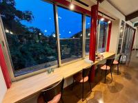 萩市にあるPeace INN HAGIの大きな窓があり、その周りに椅子が置かれた部屋