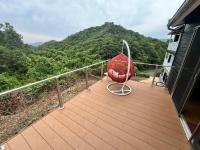 萩市にあるPeace INN HAGIの山の景色を望むバルコニー(椅子付)