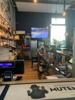 uma loja com uma TV no canto da loja em 2room Kalasatama Helsinki em Helsínquia