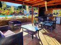 Bazén v ubytovaní Logement La Belle Provence alebo v jeho blízkosti