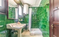 A bathroom at Cozy Home In Tossa De Mar With Wifi