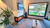 Televízia a/alebo spoločenská miestnosť v ubytovaní VILLA OASIS Casa Rural ideal Familias y grupos